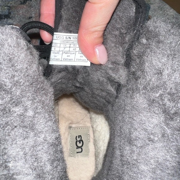 Barely Used UGG Adirondack Boot III, Black/Grey, Size 9 - Picture 7 of 9